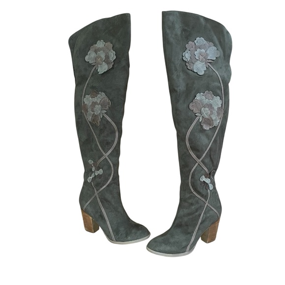 Olive Green Knee-High Faux Suede Fabric Upper.
Brown flowers and vines 8.5 - Picture 1 of 11